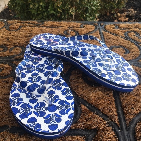 New Vera Bradley Cobalt Tile Flip Flops Size 5/6 - Picture 1 of 4